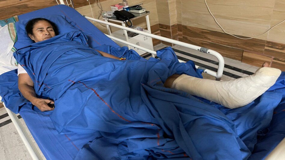 West Bengal Chief Minister Mamata Banerjee in hospital (Image: Twitter/@abhishekaitc) West Bengal Chief Minister Mamata Banerjee in hospital (Image: Twitter/@abhishekaitc)