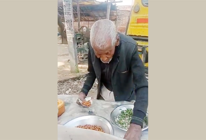 In the one-minute-long viral video, Singh can be seen preparing a serving of chana while in a conversation with a customer In the one-minute-long viral video, Singh can be seen preparing a serving of chana while in a conversation with a customer