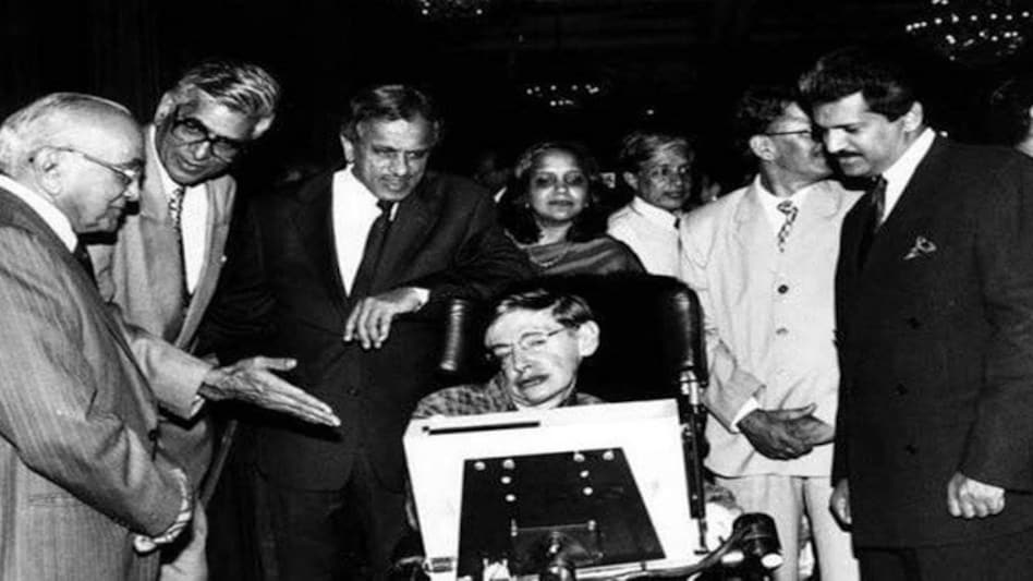 Anand Mahindra old his fans that the picture was from Hawking's visit to Mumbai in 2001 Anand Mahindra old his fans that the picture was from Hawking's visit to Mumbai in 2001