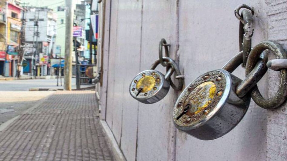Kerala govt imposes 48 hour-long lockdown-like curbs amid COVID-19 surge Kerala govt imposes 48 hour-long lockdown-like curbs amid COVID-19 surge