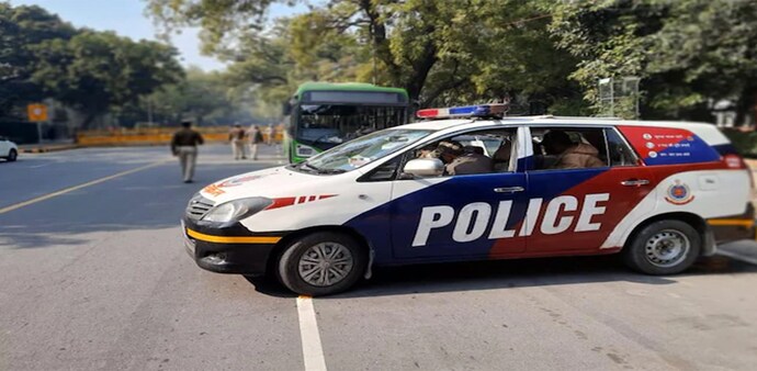 Senior officers of the Delhi Police immediately dispatched two teams to the Delhi-Noida border and Delhi-Faridabad border Senior officers of the Delhi Police immediately dispatched two teams to the Delhi-Noida border and Delhi-Faridabad border
