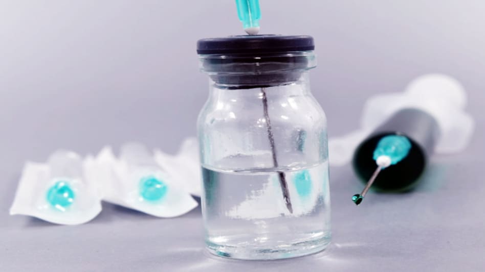 US resumes use of J&J COVID-19 vaccine; CDC says blood clot risks low US resumes use of J&J COVID-19 vaccine; CDC says blood clot risks low