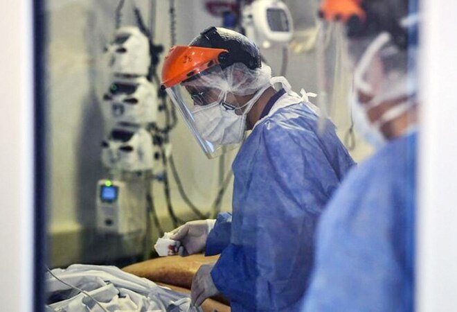 Health workers attend a COVID-19 patient at the Intensive Care Unit of the El Cruce in Florencio Varela, Argentina on April 13, 2021. (Image for representation: AFP) Health workers attend a COVID-19 patient at the Intensive Care Unit of the El Cruce in Florencio Varela, Argentina on April 13, 2021. (Image for representation: AFP)