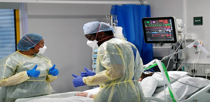Nurses react as they treat a COVID-19 patient in the ICU (Intensive Care Unit) at Milton Keynes University Hospital, amid the spread of the coronavirus disease (COVID-19) pandemic, Milton Keynes, Britain, January 20, 2021. (Photo: Reuters) Nurses react as they treat a COVID-19 patient in the ICU (Intensive Care Unit) at Milton Keynes University Hospital, amid the spread of the coronavirus disease (COVID-19) pandemic, Milton Keynes, Britain, January 20, 2021. (Photo: Reuters)