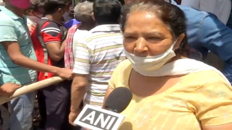 An old woman, who came to purchase liquor at a shop in Shivpuri, Geeta Colony has left the internet in splits for her bold and wacky statements on coronavirus surge An old woman, who came to purchase liquor at a shop in Shivpuri, Geeta Colony has left the internet in splits for her bold and wacky statements on coronavirus surge
