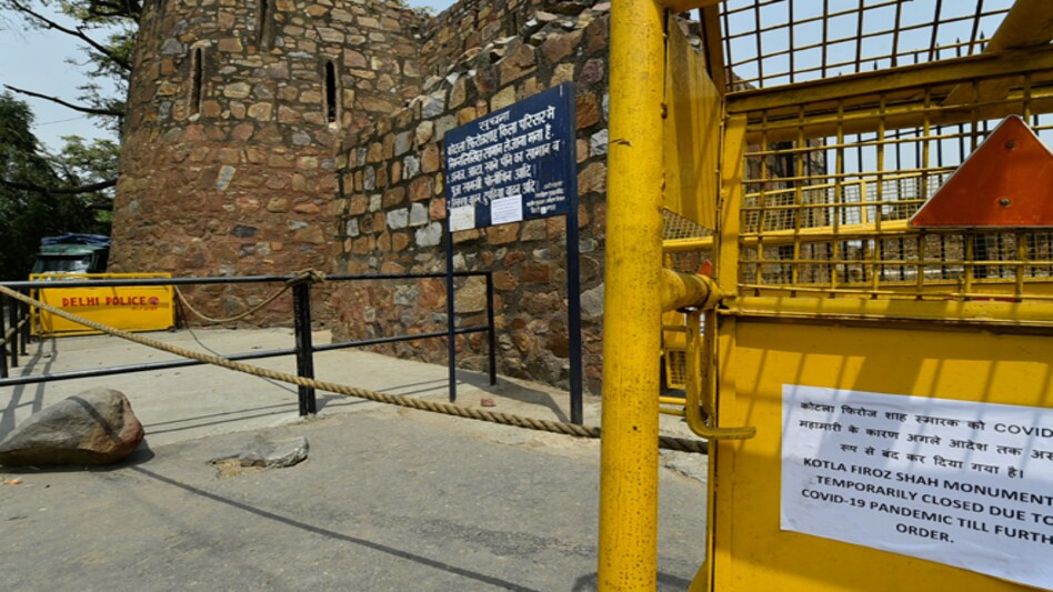 Delhi imposes weekend lockdown Delhi imposes weekend lockdown