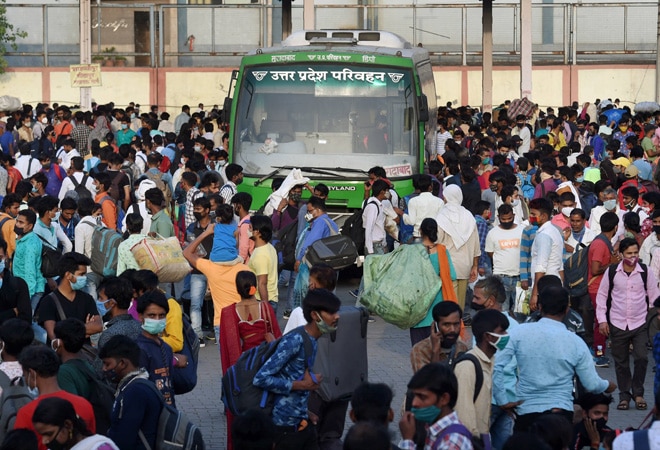Delhi migrants fear extended lockdown, rush back home