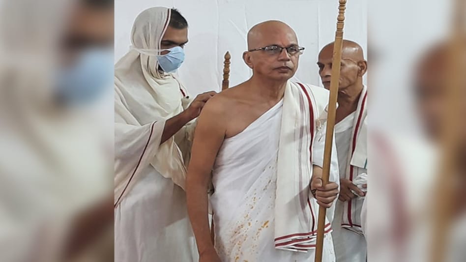 Prakash Shah and his wife took 'diksha' on the auspicious occasion of Mahavir Jayanti. Prakash Shah and his wife took 'diksha' on the auspicious occasion of Mahavir Jayanti.