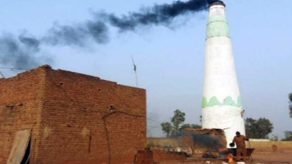 Due to heavy downpour, several lakh unbaked bricks in 250 kilns in Chhata and Mant areas turned into mass of earth Due to heavy downpour, several lakh unbaked bricks in 250 kilns in Chhata and Mant areas turned into mass of earth