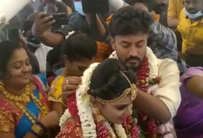 Couple ties knot onboard SpiceJet flight; crew taken off duty by DGCA