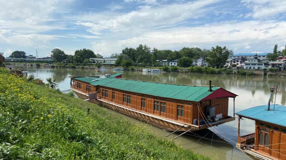 The tourism sector in Jammu and Kashmir has been hit hard by the COVID-19 pandemic. The tourism sector in Jammu and Kashmir has been hit hard by the COVID-19 pandemic.