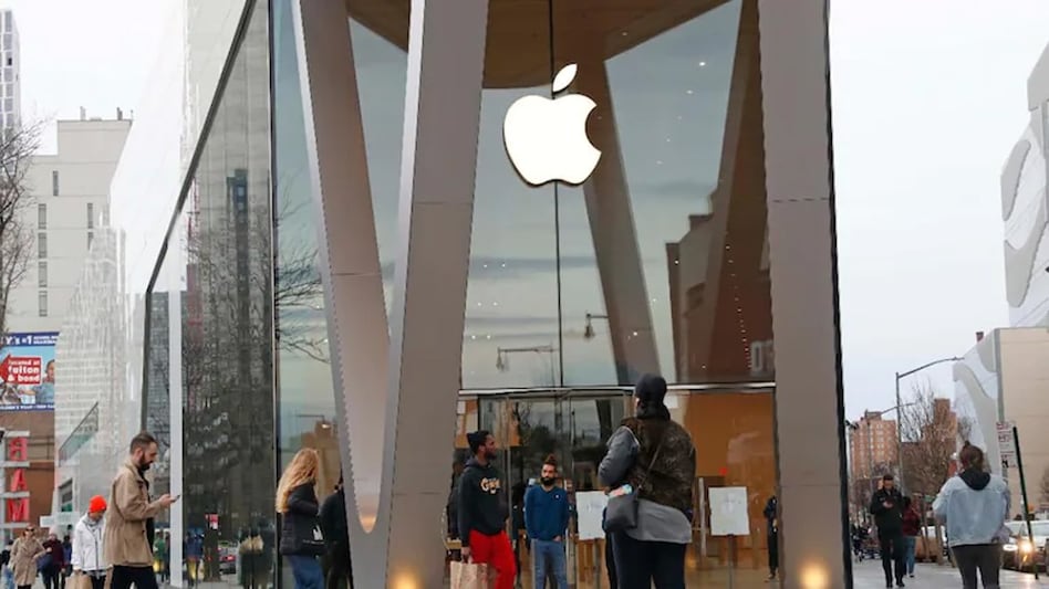 Apple will no longer require vaccinated customers to wear masks inside their retail stores in the US Apple will no longer require vaccinated customers to wear masks inside their retail stores in the US