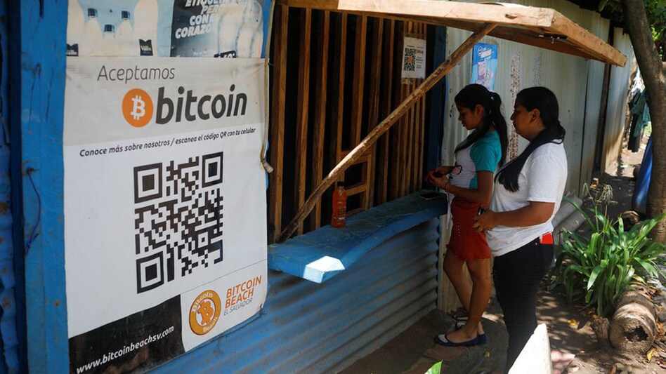 Women buy at a store at El Zonte Beach in Chiltiupan, El Salvador June 10, 2021. (Photo: Reuters) Women buy at a store at El Zonte Beach in Chiltiupan, El Salvador June 10, 2021. (Photo: Reuters)