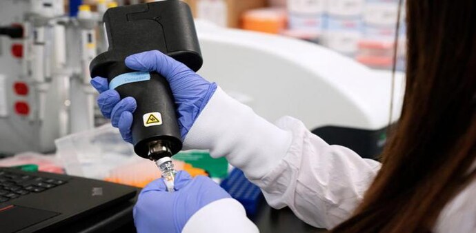Sputnik V uses two different viruses that cause the common cold (adenovirus) in humans Sputnik V uses two different viruses that cause the common cold (adenovirus) in humans