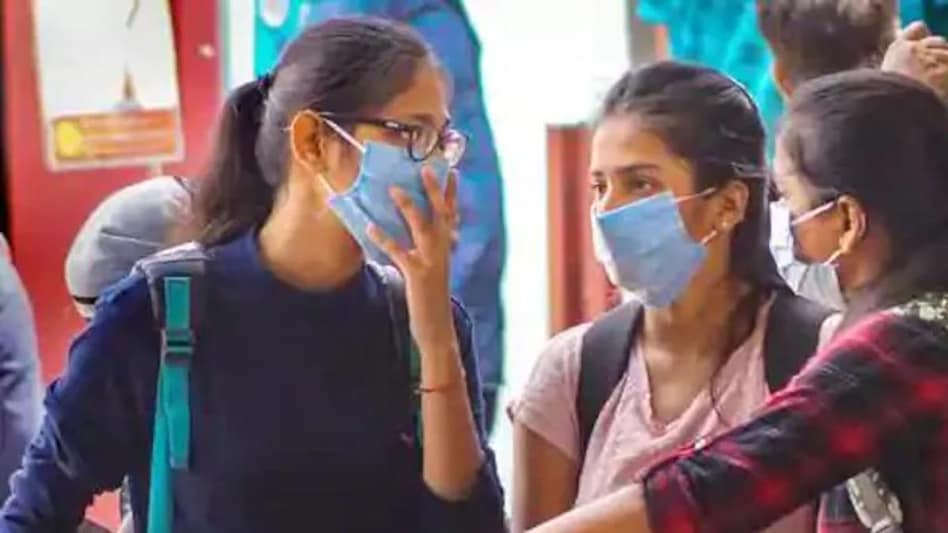 Students are more likely to disregard COVID preventive behaviours when they are among close friends than others Students are more likely to disregard COVID preventive behaviours when they are among close friends than others