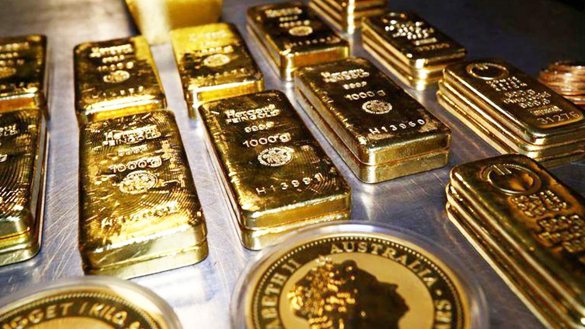Gold holds below key $1,800 level as investors eye Fed meet