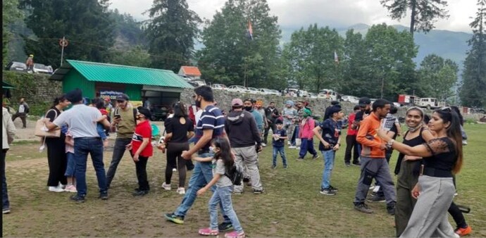Tourists thronged Himachal Pradesh's Manali to escape the heatwave in plains Tourists thronged Himachal Pradesh's Manali to escape the heatwave in plains