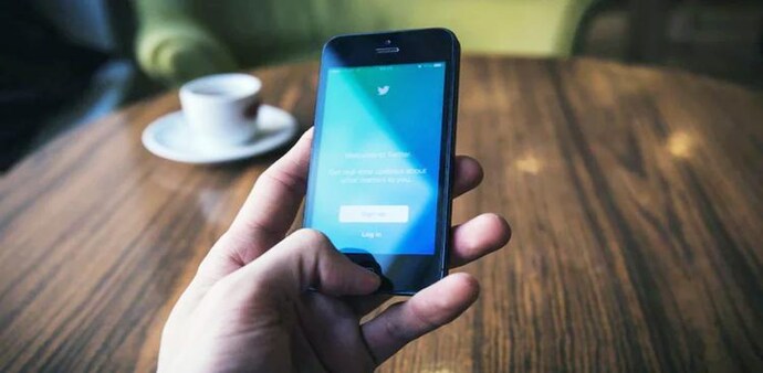 Although Twitter was not completely down, some users also reported that while their 'Home' page showed tweets, the error was faced upon clicking them, or the profiles Although Twitter was not completely down, some users also reported that while their 'Home' page showed tweets, the error was faced upon clicking them, or the profiles