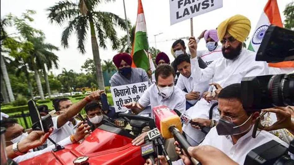 The tractor was mounted with a big banner that read "Roll back all three black farm laws.” The tractor was mounted with a big banner that read "Roll back all three black farm laws.”