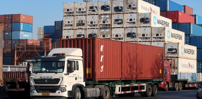 A worker drives a truck carrying a container at a logistics center near Tianjin port, in Tianjin, China December 12, 2019. (Photo: Reuters) A worker drives a truck carrying a container at a logistics center near Tianjin port, in Tianjin, China December 12, 2019. (Photo: Reuters)