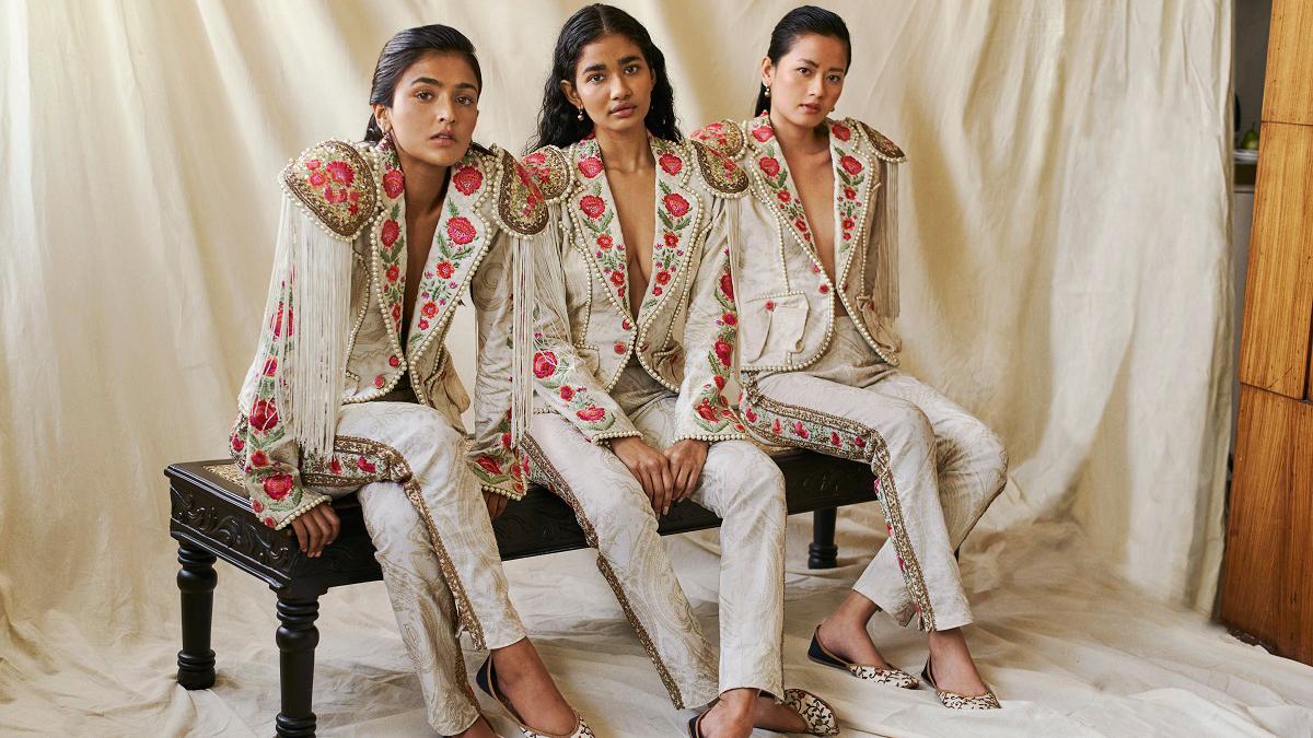 Sellers can directly list an outfit for sale on Saritoria without any listing fees. Sellers can directly list an outfit for sale on Saritoria without any listing fees.