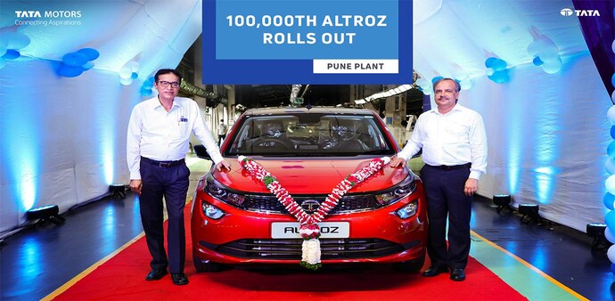 Mr. Rajesh Khatri, Vice President – Operations, PVBU, Tata Motors and Mr. Anand Kulkarni, Vice President, Product Line Head, Passenger Electric Vehicles and ALFA Architecture, Tata Motors, at the roll out ceremony of 100,000th ALTROZ Mr. Rajesh Khatri, Vice President – Operations, PVBU, Tata Motors and Mr. Anand Kulkarni, Vice President, Product Line Head, Passenger Electric Vehicles and ALFA Architecture, Tata Motors, at the roll out ceremony of 100,000th ALTROZ