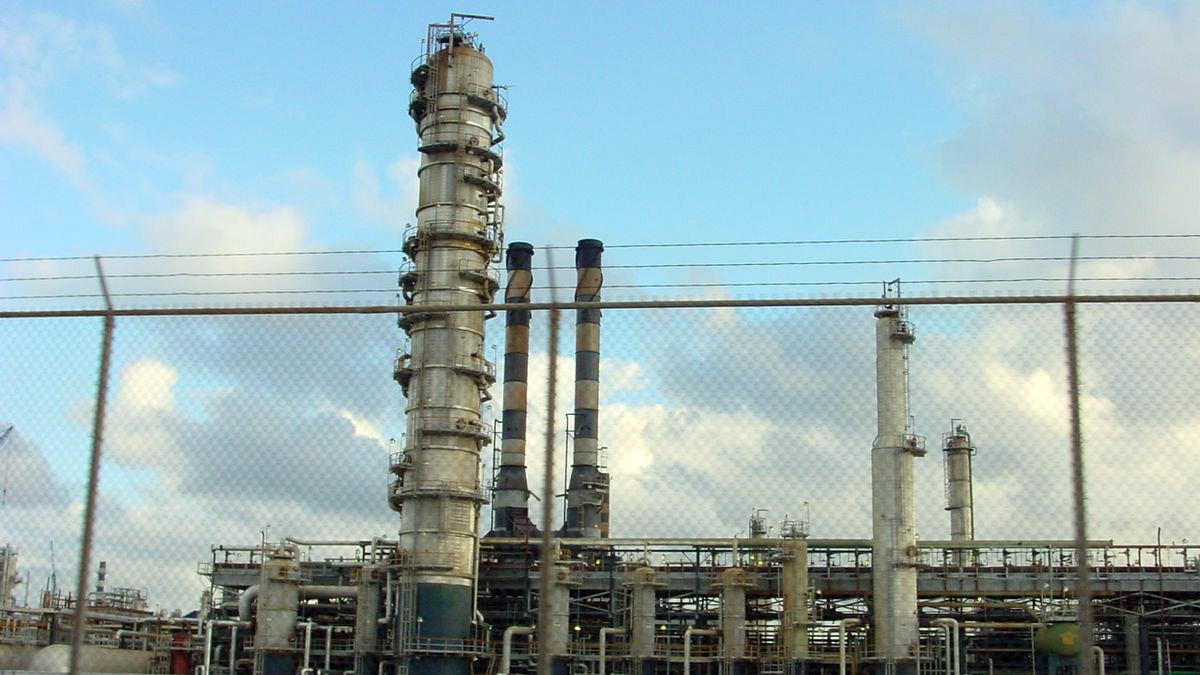Indian refineries are designed to maximise diesel production mostly from Middle Eastern oil, as government-controlled prices made the middle distillate the preferred fuel for industries and trucking firms. Indian refineries are designed to maximise diesel production mostly from Middle Eastern oil, as government-controlled prices made the middle distillate the preferred fuel for industries and trucking firms.