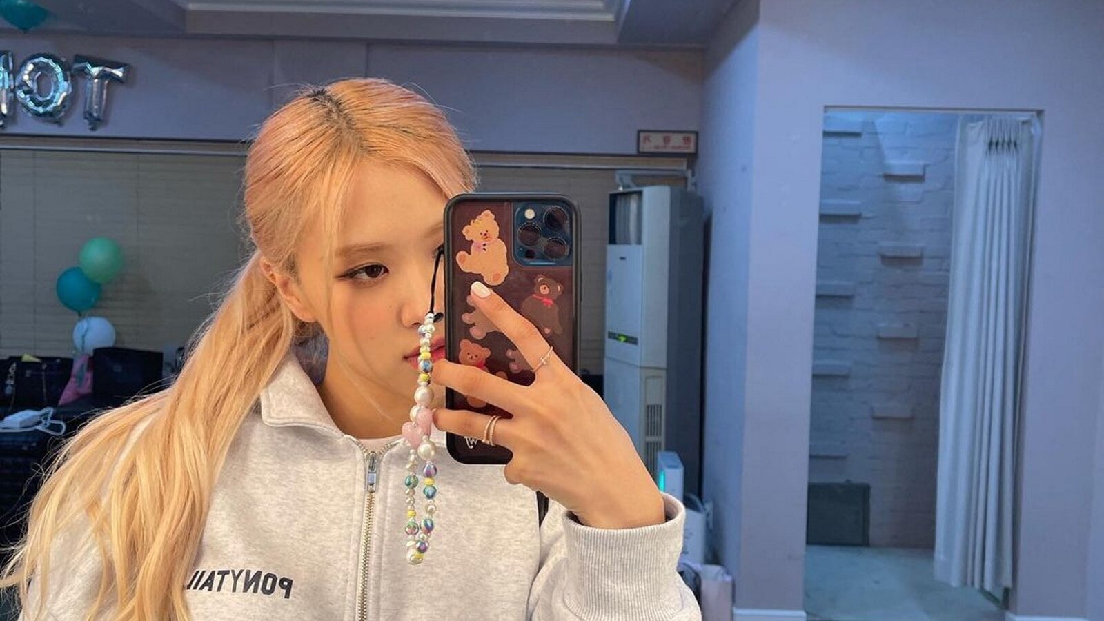 Blackpink's Rosé, once Samsung ambassador, spotted holding iPhone at Met Gala 2021