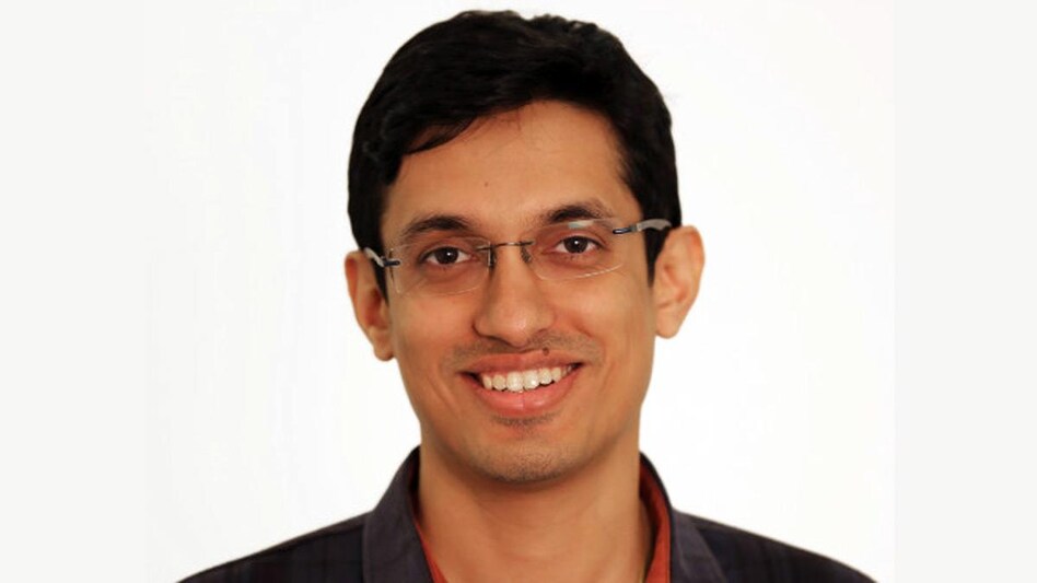 Kumar made Agarwal an offer to work for the company. Kumar made Agarwal an offer to work for the company.