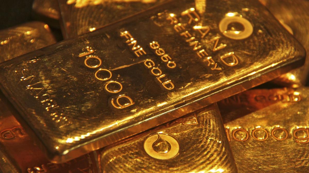Gold down on dollar strength, Fed meet in focus