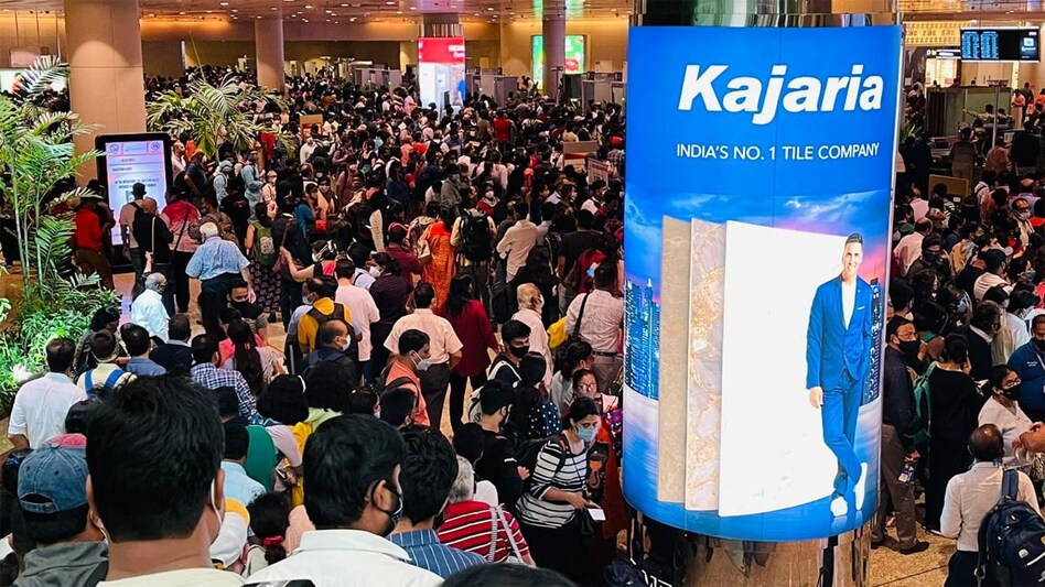 Standup comedian Atul Khatri shared a glimpse of the crowded Mumbai airport (Image: @one_by_two Twitter) Standup comedian Atul Khatri shared a glimpse of the crowded Mumbai airport (Image: @one_by_two Twitter)