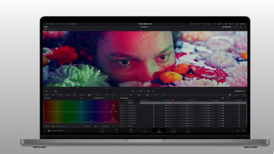 The MacBook Pro with M1 Pro and M1 Max applies a system-on-a-chip (SoC) architecture to pro systems for the first time. The MacBook Pro with M1 Pro and M1 Max applies a system-on-a-chip (SoC) architecture to pro systems for the first time.