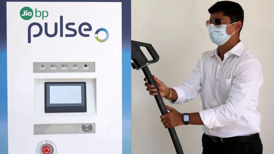 Electric vehicles (EVs) currently make up a fraction of total sales in India mainly due to their high price as the batteries are imported. Photo: Reuters Electric vehicles (EVs) currently make up a fraction of total sales in India mainly due to their high price as the batteries are imported. Photo: Reuters