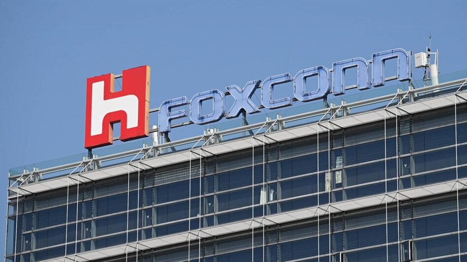 Taiwan’s Foxconn unveils first three electric vehicle prototypes Taiwan’s Foxconn unveils first three electric vehicle prototypes