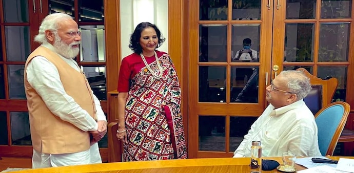 PM Modi with Rakesh Jhunjhunwala and his wife Rekha Jhunjhunwala. PM Modi with Rakesh Jhunjhunwala and his wife Rekha Jhunjhunwala.