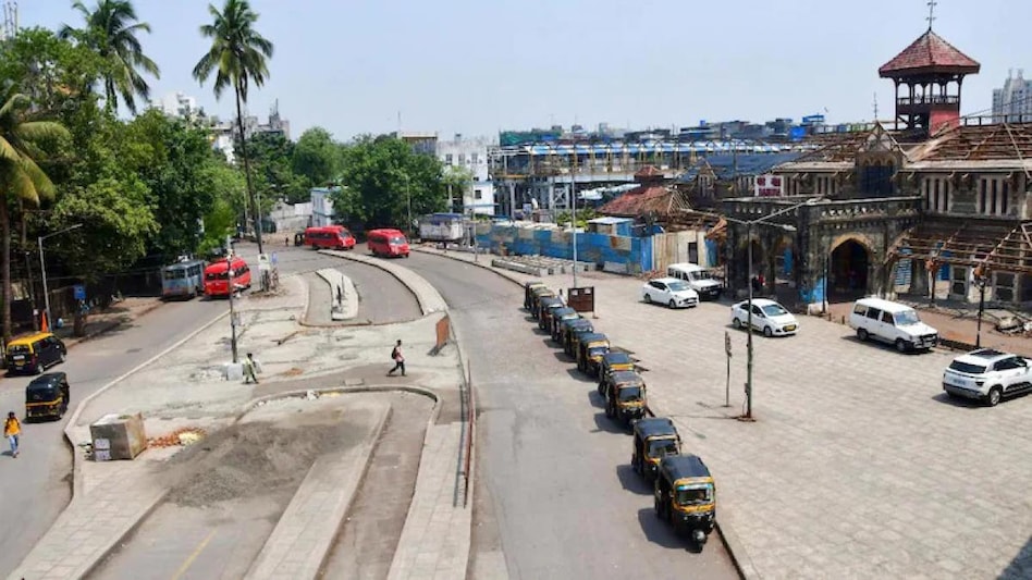 Maharashtra Bandh: Bus services affected in Mumbai; shops, commercial establishments remain closed Maharashtra Bandh: Bus services affected in Mumbai; shops, commercial establishments remain closed