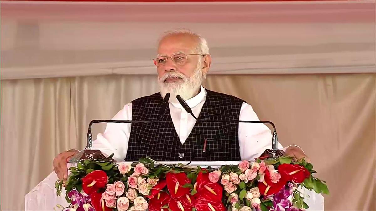 PM Modi claimed that the previous governments in Uttar Pradesh were busy filling family lockers and earning for themselves PM Modi claimed that the previous governments in Uttar Pradesh were busy filling family lockers and earning for themselves