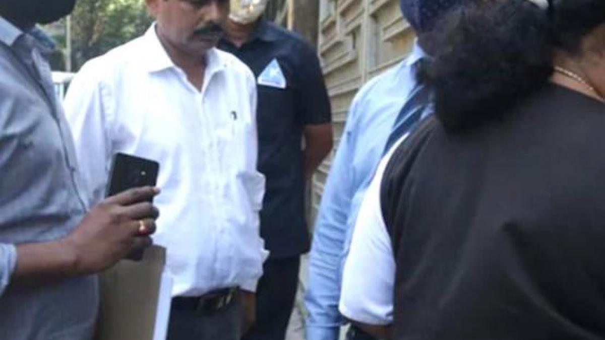 Narcotics Control Bureau (NCB) teams reach Shah Rukh Khan's Bandra home Mannat Narcotics Control Bureau (NCB) teams reach Shah Rukh Khan's Bandra home Mannat