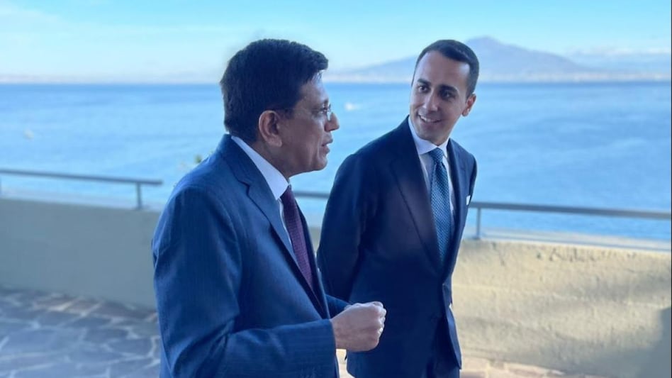 Minister Piyush Goyal meets Italian Foreign Minister Luigi Di Maio ahead of the G20 Trade Ministers' Meet in Italy. Minister Piyush Goyal meets Italian Foreign Minister Luigi Di Maio ahead of the G20 Trade Ministers' Meet in Italy.