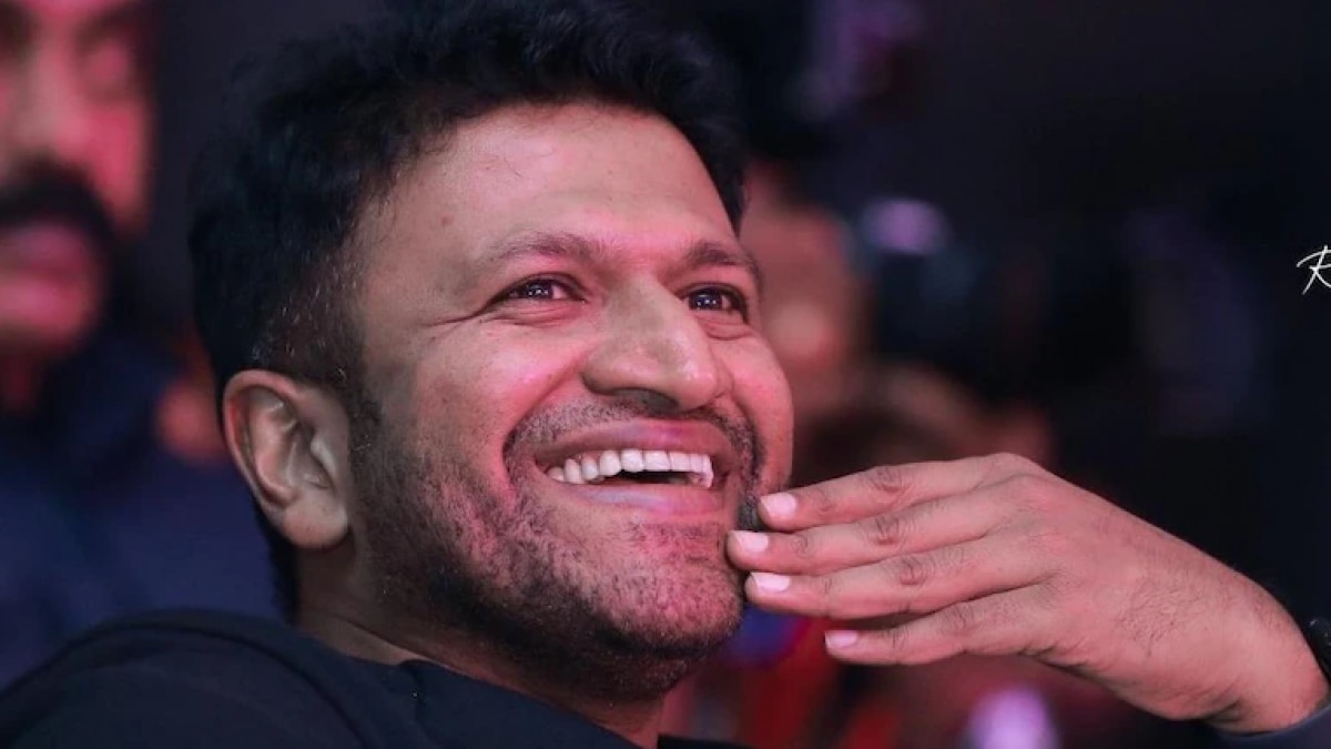 As soon as the news of the Yuvarathna actor’s death became viral, his fans gathered outside the Vikram Hospital in large numbers. As soon as the news of the Yuvarathna actor’s death became viral, his fans gathered outside the Vikram Hospital in large numbers.