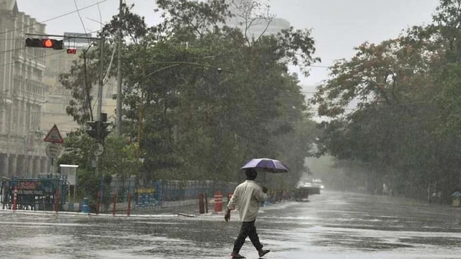 Heavy rains lashed Kerala, especially the south and central regions on Saturday, causing water-logging in several areas. Heavy rains lashed Kerala, especially the south and central regions on Saturday, causing water-logging in several areas.
