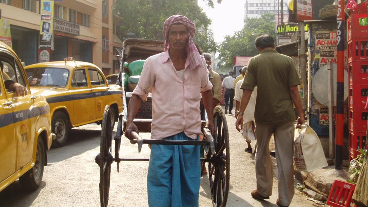 Rickshaw puller in UP receives Rs 3-cr IT notice, approaches cops Rickshaw puller in UP receives Rs 3-cr IT notice, approaches cops
