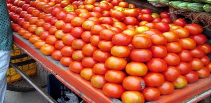 Retail tomato prices skyrocket up to Rs 93/kg in metros due to unseasonal rains Retail tomato prices skyrocket up to Rs 93/kg in metros due to unseasonal rains