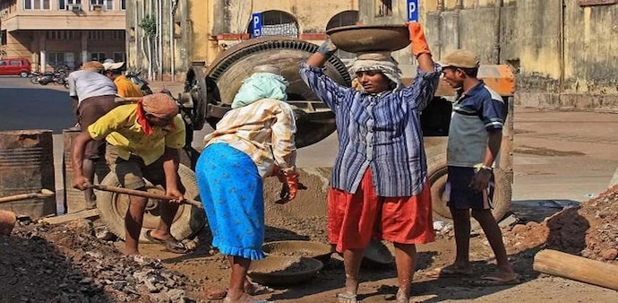 There has been weekly improvement in the registrations by gender, with men and women workers registering at comparable proportions There has been weekly improvement in the registrations by gender, with men and women workers registering at comparable proportions