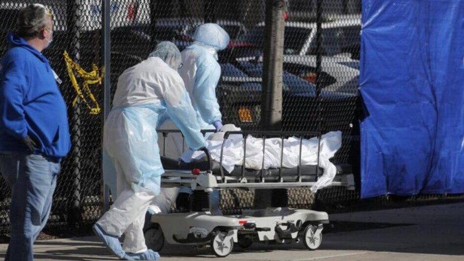 The record for daily COVID-19 deaths in Russia has been broken repeatedly over the past few weeks, as fatalities steadily approach 1,000 in a single day The record for daily COVID-19 deaths in Russia has been broken repeatedly over the past few weeks, as fatalities steadily approach 1,000 in a single day