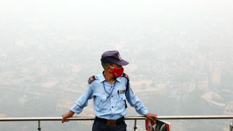 Central pollution watchdog advises people to stay indoors as air quality worsens in Delhi (Photo: Reuters) Central pollution watchdog advises people to stay indoors as air quality worsens in Delhi (Photo: Reuters)