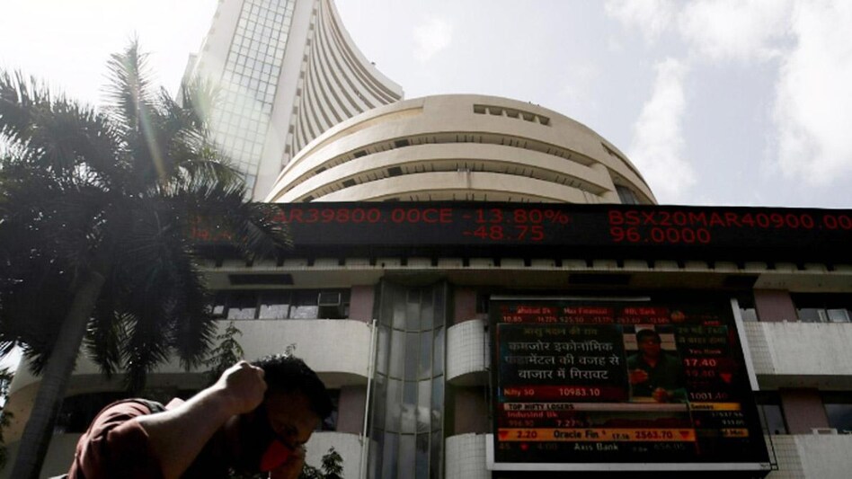 Weekly market wrap: Sensex crashes over 2,500 points as new COVID-19 variant, FPI selling weigh sentiment (Photo: Reuters) Weekly market wrap: Sensex crashes over 2,500 points as new COVID-19 variant, FPI selling weigh sentiment (Photo: Reuters)