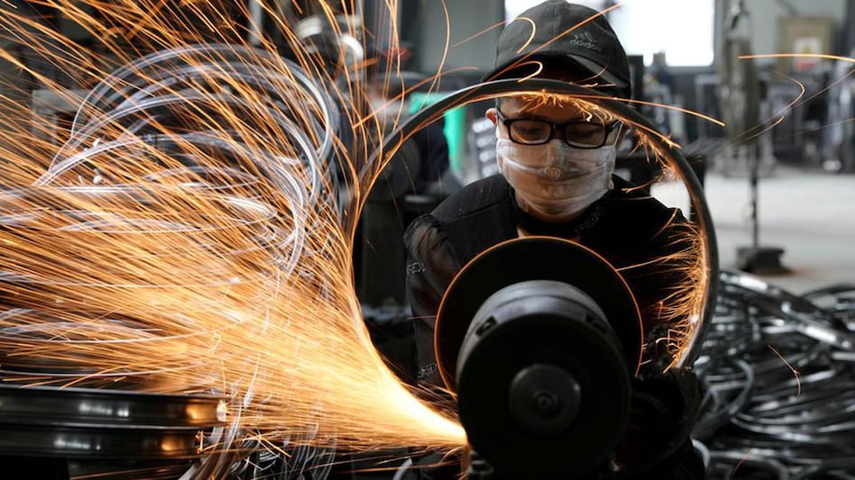A worker welds a bicycle steel rim at a factory manufacturing sports equipment in Hangzhou, Zhejiang province, China September 2, 2019. (Photo: Reuters) A worker welds a bicycle steel rim at a factory manufacturing sports equipment in Hangzhou, Zhejiang province, China September 2, 2019. (Photo: Reuters)