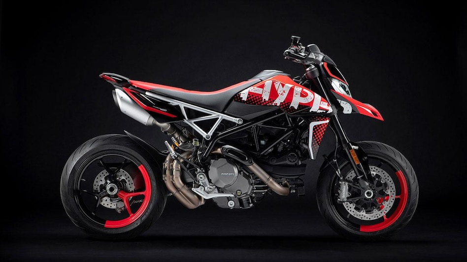 The Hypermotard 950 family mounts the advanced 937 cc Ducati Testastretta 11° twin cylinder engine The Hypermotard 950 family mounts the advanced 937 cc Ducati Testastretta 11° twin cylinder engine