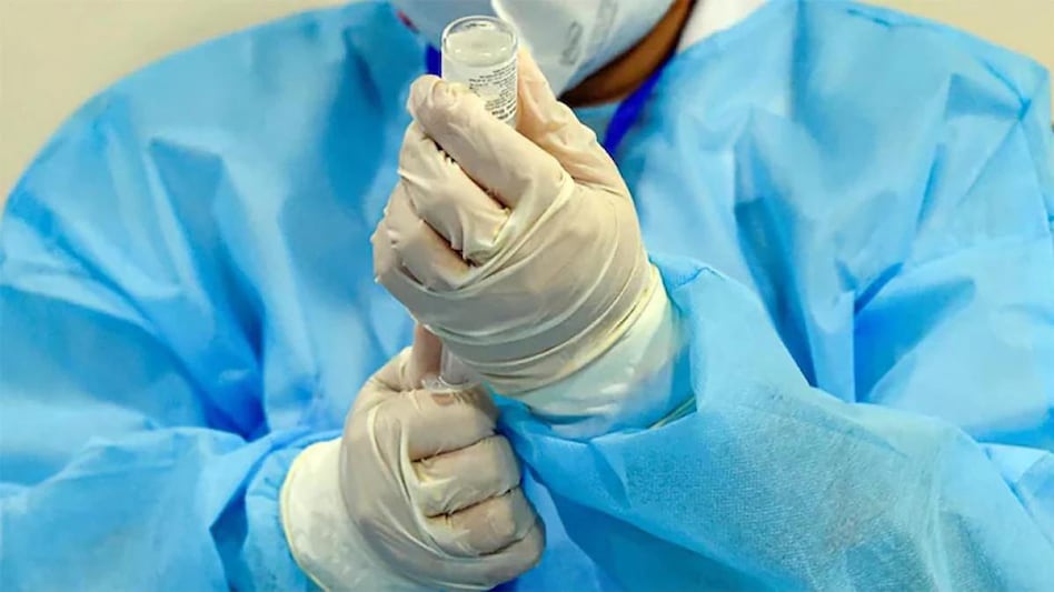 Omicron's speed in infecting young South Africans has alarmed health professionals Omicron's speed in infecting young South Africans has alarmed health professionals